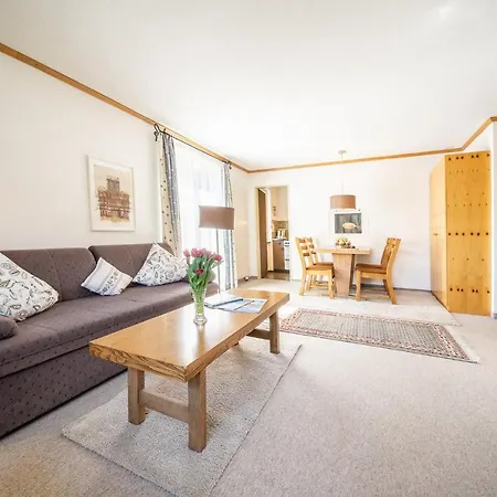 7004 Gemuetlich Eingerichtete Mit Wunderschoen Bewachsener Terrasse דירה